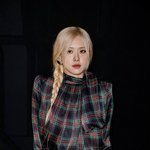 <b>로제</b> 이번에 생로랑에서 입은옷 고급스럽다