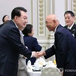 "불편한 일본관계로 힘들었을것" 원폭피해자 "<b>희망</b> 갖게돼"