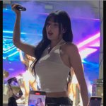 권은비 안 모으고 <b>구부정</b>하게 다녀서 작아보이는게 그거임