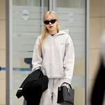 <b>로제</b>는 추리닝을 입어도 예쁘네