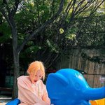 눈빛에 장난기가 그득그득한 <b>여</b><b>돌</b>