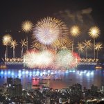 7일 100만명 <b>운집</b> 불꽃축제·150만명 <b>운집</b> 축구 결승…거리 인파...