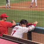 눈 앞머리에 이거 뭐임?