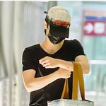 성찬이 공항 패션마다 매는 <b>에코</b>백