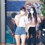 안유진 <b>종아리</b> 되게 가늘지않음?