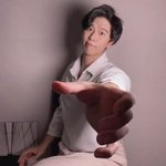 앞머리 넘기는데 계속 칠대삼으로 넘겨져서 강제 깻잎머리됨