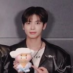 [TXT] Cat holding cat