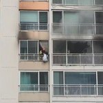 불난 아파트 11층 난간에 매달려 있던 여고생 <b>극적</b> 구조