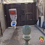 이젠 뭔 <b>변기</b>도 부수네