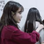 아이유 보고 우는 여<b>돌들</b>인데