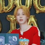 <b>지민이</b> 현재 1차 탈색중인 거 같은데 귀여워 •᷄ɞ•᷅