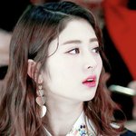 나 얼굴형 <b>허윤진</b> 옛날이랑 개똑같은데