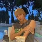 <b>뷔</b> 인스타 올렸다