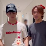 마크는 정말 한결같이 <b>모자</b>를 머리에 얹는구너
