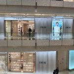 세계 백화점 곳곳에 걸리고 있는 디올 지민이 새 캠페인 사진