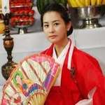 신인 배우를 주연으로 발탁하는 경우가 많은 작가