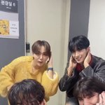 세븐틴 라이즈 <b>대기실</b> 앞에서 겟어기타 챌린지ㅋㅋ