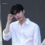 너무 멋있어서 입에 <b>주먹</b> 넣고 울고 있음