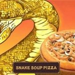 피자헛, 뱀고기 피자 내놨다… 도우 위에 자른 뱀고기 올려