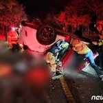 <b>산길</b>서 승용차 전복.10대 여학생 2명 사망