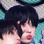 [댓글부탁해] 이거 <b>입술</b> 뿌 하고 있는 남돌 누구야 ㅠㅠ??