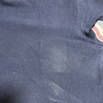 남편티에 묻은게 멀로 보이시나요??