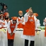 신나게 인사하는 윤석열과 김건희 <b>여사</b>