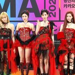 가운데 <b>쌍둥이</b>같다