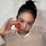 제니 오늘자 딸기 <b>셀카</b> 예뻐