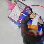 "지폐투입구에 종이를…" 아이 꼼수에 무인가게 사장님 '멘붕'