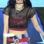 근데 아이돌들은 꾸밀 <b>때</b> <b>피부</b>에 뭐 바르는 거임?