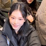 <b>두손</b>으로 팬 편지 받아가는 뉴진스 해린