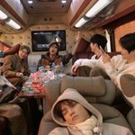 노래방 버스 타고 노래 부르는 <b>일리</b>칠과 자는 형들