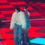 엥? <b>생방</b>때 윈터가 원빈 허리 잡음