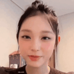 <b>해린</b>웃는거 거의 본적없는데
