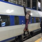 문 닫고 출발했는데... 달리는 <b>KTX</b>에 매달린 ‘지각’ 외국인