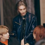 아이<b>돌</b>들은 다 <b>뒤</b>에서 친하구나