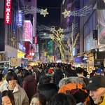 북적이는 성탄전야...<b>명동</b>에 10만, 홍대에 8만명 모였다