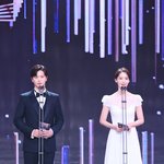 연기대상 <b>시상자</b>로 나온 육성재 윤아