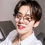 <b>뿔테</b>안경 이렇게 잘 어울릴 일이야?
