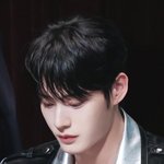 멋있을 때마다 이마 쳤더니 거북목 <b>완치</b>됨