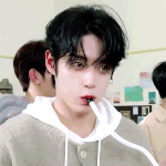 얘들아 <b>김지웅</b> 진짜 귀엽게 생김