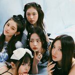 멜론에서 최초로 연간 차트 1위와 2위를 <b>차지</b>한 아티스트
