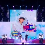 악뮤 <b>러브</b>리 써클차트 무대 전광판