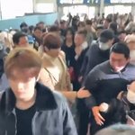 공항에서 경호원 <b>제지</b>하는 앤톤