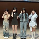 <b>포즈</b>는 같지만 다 다른 곳을 바라보고 있는 에스파