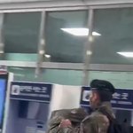 방탄 뷔 <b>종행교로</b> 이동하는 사진 뜸