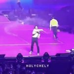 콘서트장 바닥청소하는 아이돌 어떰?