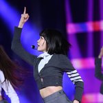 도대체 김채원 <b>연관</b>검색어에 왜 김채원 옆모습이 있는거임