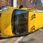 학원생 태운 <b>승합차</b> 전복.10대 학생 4명 부상